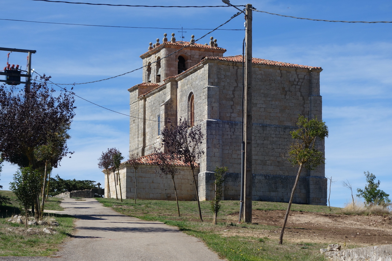 On a hill, just outside Modúbar de San Cibrián stands the impressive Iglesia de San Pedro Apóstol.  I've had lunch with less spectacular views than this.